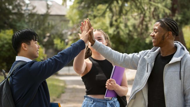 college-students-cramming-outdoor1