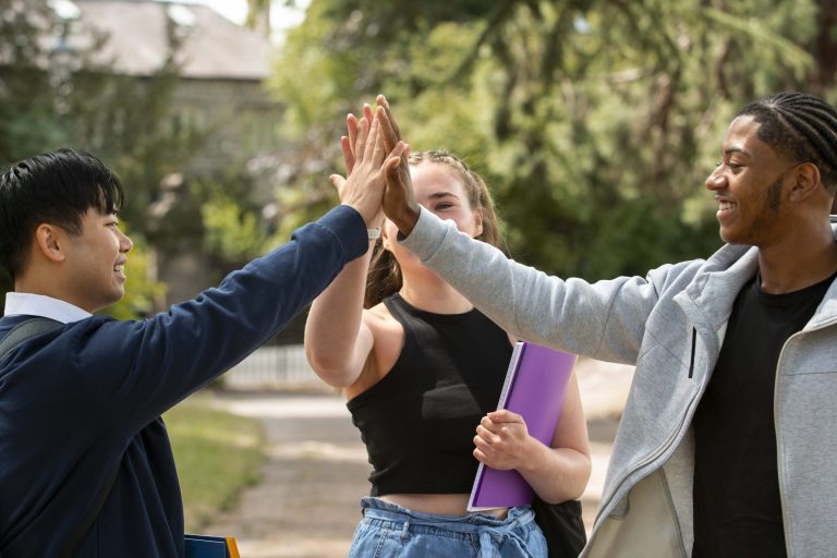 college-students-cramming-outdoor1